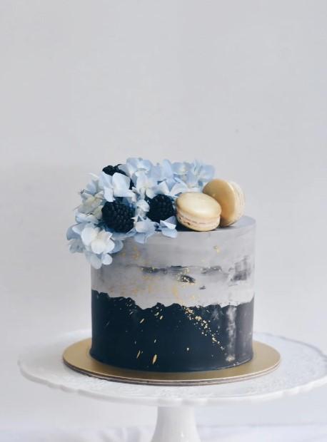 http://www.pwimages.com/images/perfectbride/f8a70613c23ed0c779ffc8eb5a8bd222-Night Sky Cake.jpg